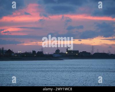 Sheerness, Kent, Großbritannien. April 2024. Wetter in Großbritannien: Farbenfroher Sonnenuntergang in Sheerness, Kent. Quelle: James Bell/Alamy Live News Stockfoto