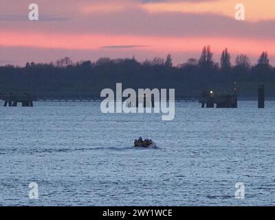 Sheerness, Kent, Großbritannien. April 2024. Wetter in Großbritannien: Farbenfroher Sonnenuntergang in Sheerness, Kent. RNLI-Rettungsboot bei Sonnenuntergang. Quelle: James Bell/Alamy Live News Stockfoto