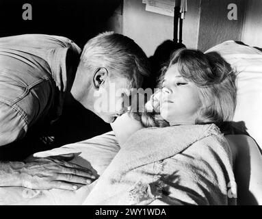 Peter van Eyck, Carroll Baker, am Set des Films „Station Six Sahara“, British Lion Films, 1963 Stockfoto