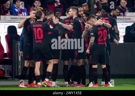 Leverkusen, Deutschland. April 2024. LEVERKUSEN, DEUTSCHLAND - 3. APRIL: JEREMIE Frimpong von Bayer 04 Leverkusen feiert mit Teamkollegen nach dem ersten Tor seines Teams, Florian Wirtz von Bayer 04 Leverkusen, Robert Andrich von Bayer 04 Leverkusen, Alex Grimaldo von Bayer 04 Leverkusen im DFB-Cup: Halbfinalspiel zwischen Bayer 04 Leverkusen und Fortuna Düsseldorf am 3. April 2024 in der BayArena in Leverkusen. (Foto: Joris Verwijst/BSR Agency) Credit: BSR Agency/Alamy Live News Stockfoto