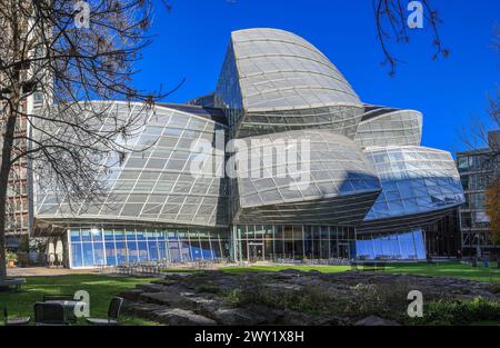 Basel, Schweiz - 25. Oktober 2022 : Gehry-Gebäude der Novartis Pharma AG. Er wurde von Frank O. Gehry entworfen, einem futuristischen Glas- und Stahlgestell Stockfoto