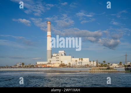 Tel Aviv, Israel - 6. Januar 2024: Das Kraftwerk Reading befindet sich im Norden von Tel Aviv, Israel, an der Mündung des Yarkon-Flusses, an einer sonnigen da Stockfoto