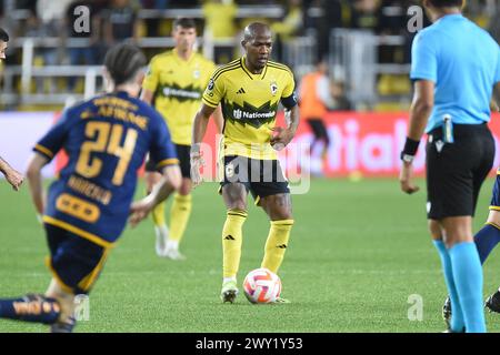 Columbus, Ohio, USA. April 2024. Der Mittelfeldspieler Darlington Nagbe (6) der Columbus Crew übernimmt den Ball gegen Tigres UANL in ihrem Spiel in Columbus, Ohio. Brent Clark/Cal Sport Media/Alamy Live News Stockfoto