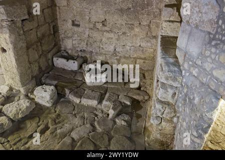 Cagliari, Italien - 9. januar 2024: Innenraum einer Küche in einem romanischen Haus Stockfoto
