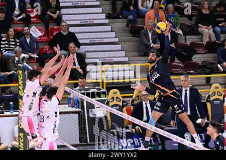 Verona, Italien. April 2024. Actionspiel und Spielerbilder zwischen Rana Verona und Pallavolo Padova im Volleyball - Superliga Serie A - Playoff 5Â° Posto 2023/2024 im Pala AGSM di Verona, Italien am 3. April 2024. Während der Playoff 5Â° Posto - Rana Verona vs Pallavolo Padova, Volleyball Italian Serie A Männer Superliga Spiel in Verona, Italien, 03. April 2024 Credit: Independent Photo Agency/Alamy Live News Stockfoto