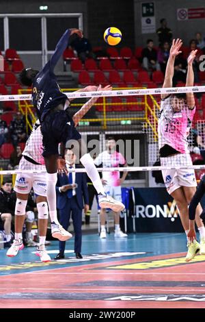 Verona, Italien. April 2024. Actionspiel und Spielerbilder zwischen Rana Verona und Pallavolo Padova im Volleyball - Superliga Serie A - Playoff 5Â° Posto 2023/2024 im Pala AGSM di Verona, Italien am 3. April 2024. Während der Playoff 5Â° Posto - Rana Verona vs Pallavolo Padova, Volleyball Italian Serie A Männer Superliga Spiel in Verona, Italien, 03. April 2024 Credit: Independent Photo Agency/Alamy Live News Stockfoto