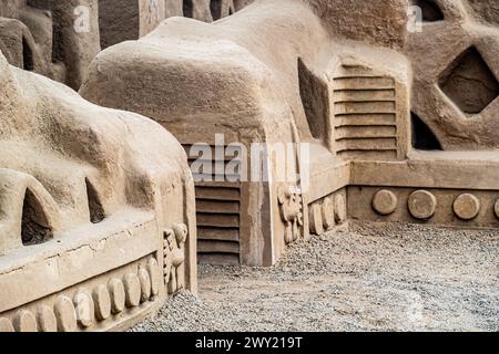 Panorama der lehmwände und Dekorationen in der archäologischen Stätte von Chan Chan, die von der Chimu-Zivilisation in der Nähe von Trujillo, Peru, angefertigt wurde Stockfoto