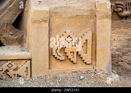 Panorama der lehmwände und Dekorationen in der archäologischen Stätte von Chan Chan, die von der Chimu-Zivilisation in der Nähe von Trujillo, Peru, angefertigt wurde Stockfoto