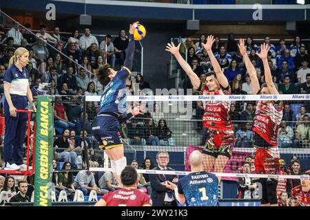 Mailand, Italien. April 2024. YUKI ISHIKAWA (POWERVOLLEY MILANO) UND MONSTER BLOCK WASSIM BEN TARA (SIR SUSA VIM PERUGIA) während der Playoff - Allianz Milano vs Sir Susa VIM Perugia, Volleyball Italian Serie A Men Superleague Match in Mailand, Italien, 03. April 2024 Credit: Independent Photo Agency/Alamy Live News Stockfoto