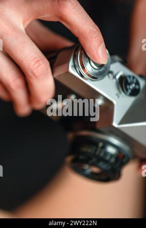 Nahaufnahme einer Person Hände, die eine Kamera halten und bereit sind, ein Foto aufzunehmen. Stockfoto