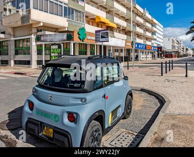 Ein Citroen Ami, elektrisch, Zweisitzer-Auto, parkt hier in Quarteira, Portugal. Stockfoto