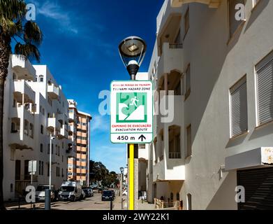 In Quarteira, Portugal, befindet sich ein Schild, das auf eine Tsunami-Gefahrenzone hinweist. Stockfoto