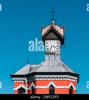 Kapstadt, Südafrika - 2. April 2024: Oberer Teil des roten viktorianischen Uhrenturms im gotischen Stil an der Victoria and Alfred Waterfront in Kapstadt Stockfoto