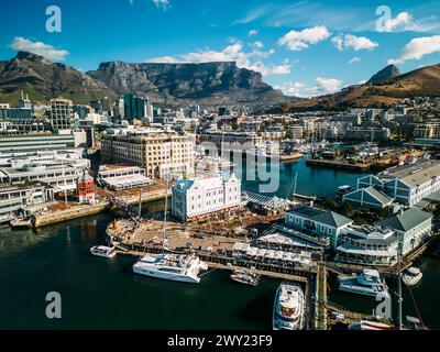 Geschäftiger Tag an der VA Waterfront, von oben gesehen mit Tafelberg und der Innenstadt von Kapstadt im Hintergrund Stockfoto