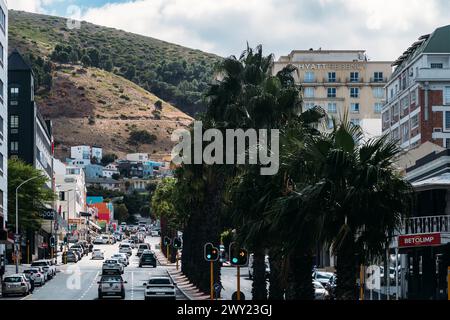 Kapstadt, Südafrika - 2. April 2024: Eine geschäftige Durchgangsstraße in Kapstadt ist gesäumt von Palmen, Fahrzeugen und kommerziellen Gebäuden Stockfoto