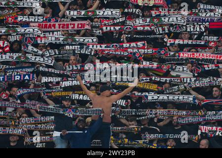 Paris, Frankreich. April 2024. PARIS, FRANKREICH - 3. APRIL: Fans und Unterstützer von Paris Saint-Germain während des Halbfinales - French Cup-Spiels zwischen Paris Saint-Germain und Stade Rennais im Parc des Princes am 3. April 2024 in Paris. (Foto: Matthieu Mirville/BSR Agency) Credit: BSR Agency/Alamy Live News Stockfoto