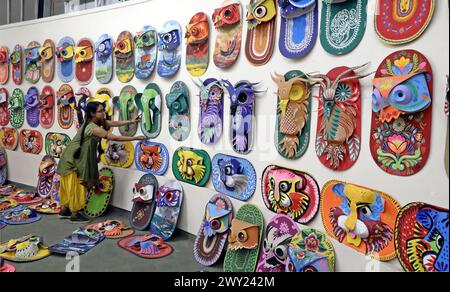 Dhaka, Wari, Bangladesch. April 2024. Studenten der Fakultät für Bildende Künste der Universität Dhaka malen Masken in farbenfroher Vorbereitung, um das bevorstehende bengalische Neujahr 1431 am 03. April 2024 in Dhaka, Bangladesch, zu feiern. Pahela Baishakh, der erste Tag des Bangla-Monats, geht auf die Mogulzeit zurück, als Kaiser Akbar den Bangla-Kalender einführte, um die Steuererhebung zu rationalisieren, und im Laufe der Zeit ist es ein Teil der bengalischen Kultur und Tradition geworden. (Kreditbild: © Habibur Rahman/ZUMA Press Wire) NUR REDAKTIONELLE VERWENDUNG! Nicht für kommerzielle ZWECKE! Stockfoto