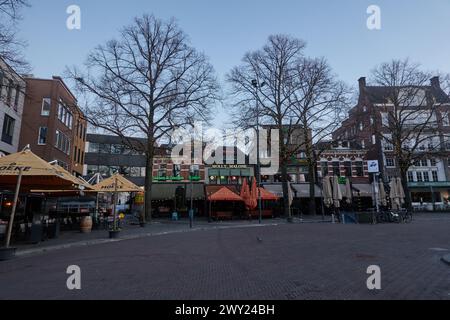 Enschede, Niederlande - 28. Januar 2024 - Oude Markt - der alte Marktplatz an einem Wintermorgen Stockfoto