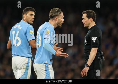 Jack Grealish von Manchester City reagiert auf Schiedsrichter Darren England, nachdem er ihm während des Premier League-Spiels Manchester City gegen Aston Villa im Etihad Stadium, Manchester, Großbritannien, am 3. April 2024 eine gelbe Karte gegeben hat (Foto: Mark Cosgrove/News Images) in, am 3. April 2024. (Foto: Mark Cosgrove/News Images/SIPA USA) Credit: SIPA USA/Alamy Live News Stockfoto