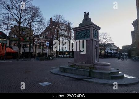 Enschede, Niederlande - 28. Januar 2024 - Oude Markt - der alte Marktplatz an einem Wintermorgen Stockfoto