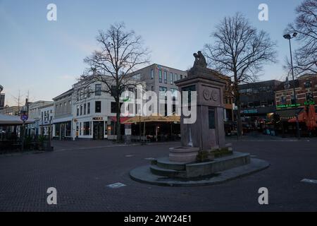 Enschede, Niederlande - 28. Januar 2024 - Oude Markt - der alte Marktplatz an einem Wintermorgen Stockfoto