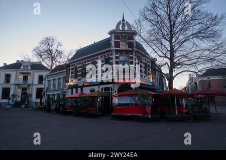 Enschede, Niederlande - 28. Januar 2024 - Oude Markt - der alte Marktplatz an einem Wintermorgen Stockfoto