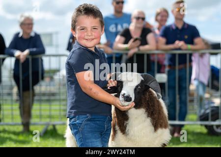 Kinder, die Schafe in der Young Handlers Sektion bei der Westmorland Show, Kendal, Cumbria, 2022 zeigen. Stockfoto