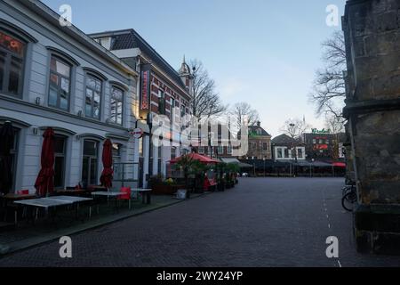 Enschede, Niederlande - 28. Januar 2024 - Oude Markt - der alte Marktplatz an einem Wintermorgen Stockfoto