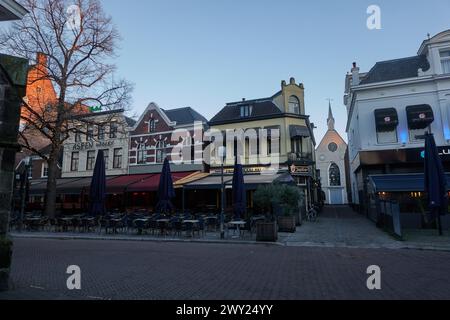 Enschede, Niederlande - 28. Januar 2024 - Oude Markt - der alte Marktplatz an einem Wintermorgen Stockfoto