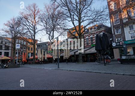 Enschede, Niederlande - 28. Januar 2024 - Oude Markt - der alte Marktplatz an einem Wintermorgen Stockfoto