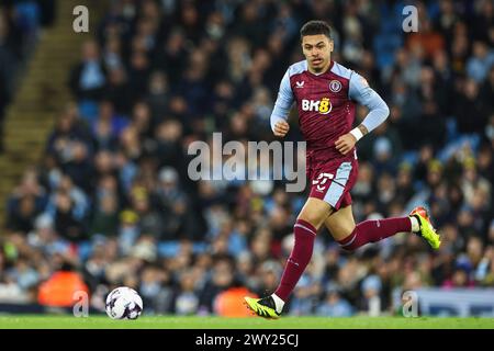 Morgan Rogers von Aston Villa macht beim Premier League-Spiel Manchester City gegen Aston Villa im Etihad Stadium, Manchester, Großbritannien, 3. April 2024 (Foto: Mark Cosgrove/News Images) Stockfoto