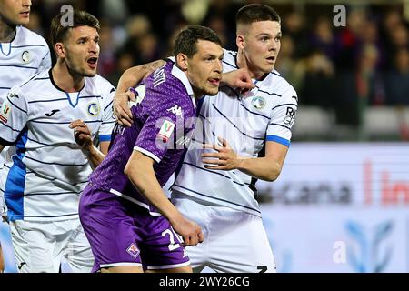 Firenze, Italien. April 2024. Andrea Belotti von ACF Fiorentina und Emil Holm von Atalanta BC während des Halbfinalspiels zwischen ACF Fiorentina und Atalanta BC im Artemio Franchi Stadion in Firenze (Italien), 3. April 2024. Quelle: Insidefoto di andrea staccioli/Alamy Live News Stockfoto