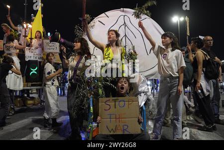 Demonstranten halten Zeichen und rufen Slogans, während regierungsfeindliche Demonstranten am 2. April 2024 in Jerusalem eine viertägige Sit-in-Demonstration veranstalten, die die Freilassung israelischer Geiseln fordert, die im Gazastreifen festgehalten wurden, und gegen den israelischen Premierminister Benjamin Netanjahu und seine Regierung in der Nähe der Knesset, dem israelischen parlament. Israel Stockfoto