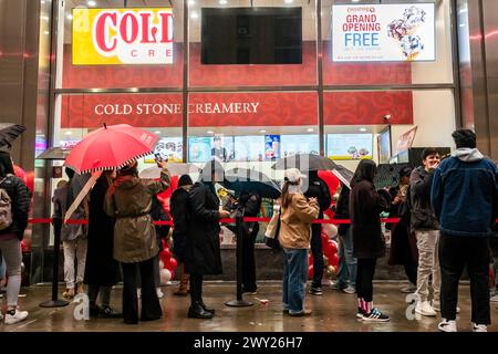 Hunderte von Menschen stehen am Mittwoch, den 27. März 2024, vor der großen Eröffnungsfeier einer Cold Stone Creamery-Franchise am Times Square in New York für kostenloses Eis an. Cold Stone Creamery gehört der in Arizona ansässigen Kahala Brands, die auch Blimpie, Tasti-D-Lite, Planet Smoothie, Pinkberry und zahlreiche andere Marken kontrolliert. ( © Richard B. Levine) Stockfoto