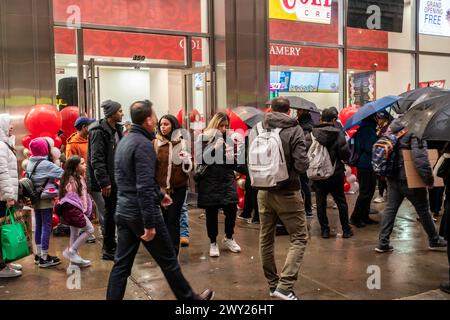 Hunderte von Menschen stehen am Mittwoch, den 27. März 2024, vor der großen Eröffnungsfeier einer Cold Stone Creamery-Franchise am Times Square in New York für kostenloses Eis an. Cold Stone Creamery gehört der in Arizona ansässigen Kahala Brands, die auch Blimpie, Tasti-D-Lite, Planet Smoothie, Pinkberry und zahlreiche andere Marken kontrolliert. ( © Richard B. Levine) Stockfoto