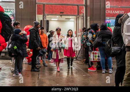 Hunderte von Menschen stehen am Mittwoch, den 27. März 2024, vor der großen Eröffnungsfeier einer Cold Stone Creamery-Franchise am Times Square in New York für kostenloses Eis an. Cold Stone Creamery gehört der in Arizona ansässigen Kahala Brands, die auch Blimpie, Tasti-D-Lite, Planet Smoothie, Pinkberry und zahlreiche andere Marken kontrolliert. ( © Richard B. Levine) Stockfoto