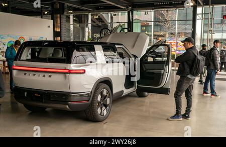 Fans von Rivian Elektrofahrzeugen, die am Mittwoch, den 27. März 2024, im Rivian Spaces im Meatpacking District in New York einen Prototyp des Rivian R2 bewundern. Rivian gab bekannt, dass es über 68.000 Reservierungen für die neuen 45.000 Dollar EVV erhalten habe, die erst im ersten Halbjahr 2026 in Produktion gehen werden. (© Richard B. Levine) Stockfoto