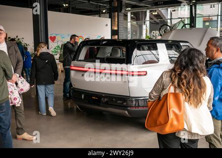 Fans von Rivian Elektrofahrzeugen, die am Mittwoch, den 27. März 2024, im Rivian Spaces im Meatpacking District in New York einen Prototyp des Rivian R2 bewundern. Rivian gab bekannt, dass es über 68.000 Reservierungen für die neuen 45.000 Dollar EVV erhalten habe, die erst im ersten Halbjahr 2026 in Produktion gehen werden. (© Richard B. Levine) Stockfoto