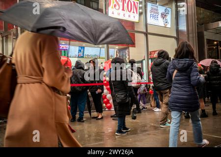 Hunderte von Menschen stehen am Mittwoch, den 27. März 2024, vor der großen Eröffnungsfeier einer Cold Stone Creamery-Franchise am Times Square in New York für kostenloses Eis an. Cold Stone Creamery gehört der in Arizona ansässigen Kahala Brands, die auch Blimpie, Tasti-D-Lite, Planet Smoothie, Pinkberry und zahlreiche andere Marken kontrolliert. ( © Richard B. Levine) Stockfoto