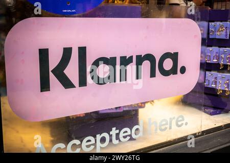 Ein Schild im Fenster eines Claire’s Accessoires-Stores in New York wirbt dafür, dass das Unternehmen den schwedischen Online-Zahlungsabwickler Klarna akzeptiert, der am Montag, den 1. April 2024 gesehen wurde. (© Richard B. Levine) Stockfoto