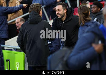 London, Großbritannien. April 2024. Thomas Frank, Trainer von Brentford (links) und Roberto de Zerbi, Trainer von Brighton und Hove Albion (rechts) schütteln sich vor dem Spiel der Premier League im Gtech Community Stadium in London die Hände. Der Bildnachweis sollte lauten: Kieran Cleeves/Sportimage Credit: Sportimage Ltd/Alamy Live News Stockfoto