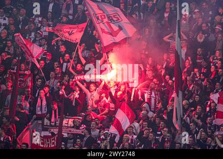 Leverkusen, Deutschland. April 2024. LEVERKUSEN, DEUTSCHLAND - 3. APRIL: Fans und Unterstützer der Fortuna Düsseldorf, die beim DFB-Cup Fahnen schwingen, Feuerwerk einsetzen und Rauch erzeugen: Halbfinalspiel zwischen Bayer 04 Leverkusen und Fortuna Düsseldorf in der BayArena am 3. April 2024 in Leverkusen. (Foto: Joris Verwijst/BSR Agency) Credit: BSR Agency/Alamy Live News Stockfoto