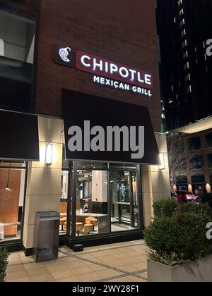 Chipotle Mexican Grill, Außenansicht bei Nacht, Cambridge, Massachusetts, USA Stockfoto