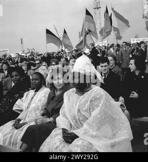 Originale Bildunterschrift: Ausländische Teilnehmer auf der 1. Mai Kundgebung 1963, Deutschland Berlin. Stockfoto