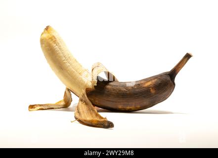 Eine geschälte alte verrottete Banane. Das Konzept der Haltbarkeit. Stockfoto