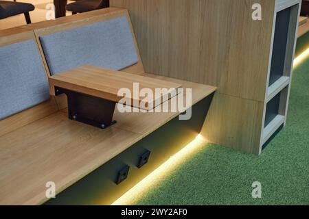 Moderne geometrische Möbel im Loft-Stil im Sitzbereich der Hotellobby oder des Bürogebäudes mit LED-Licht-Kopierraum Stockfoto