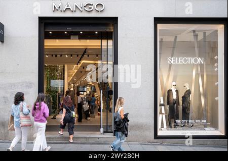 Madrid, Spanien. April 2024. Käufer betreten das spanische multinationale Bekleidungsgeschäft Mango in Spanien. (Foto: Xavi Lopez/SOPA Images/SIPA USA) Credit: SIPA USA/Alamy Live News Stockfoto