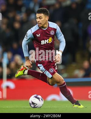 Morgan Rogers von Aston Villa macht beim Premier League-Spiel Manchester City gegen Aston Villa im Etihad Stadium, Manchester, Großbritannien, 3. April 2024 (Foto: Mark Cosgrove/News Images) Stockfoto