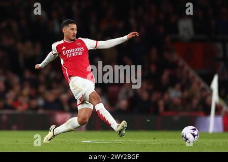 Emirates Stadium, London, Großbritannien. April 2024. Premier League Football, Arsenal gegen Luton Town; William Saliba von Arsenal Credit: Action Plus Sports/Alamy Live News Stockfoto