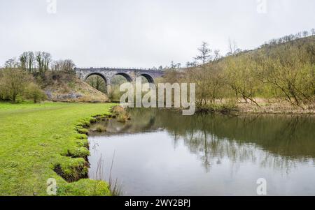 Ein Multi-Bild-Panorama der Monsal Head Bridge vom Rand des River Wye mit Blick auf den Monsal Trail. Stockfoto